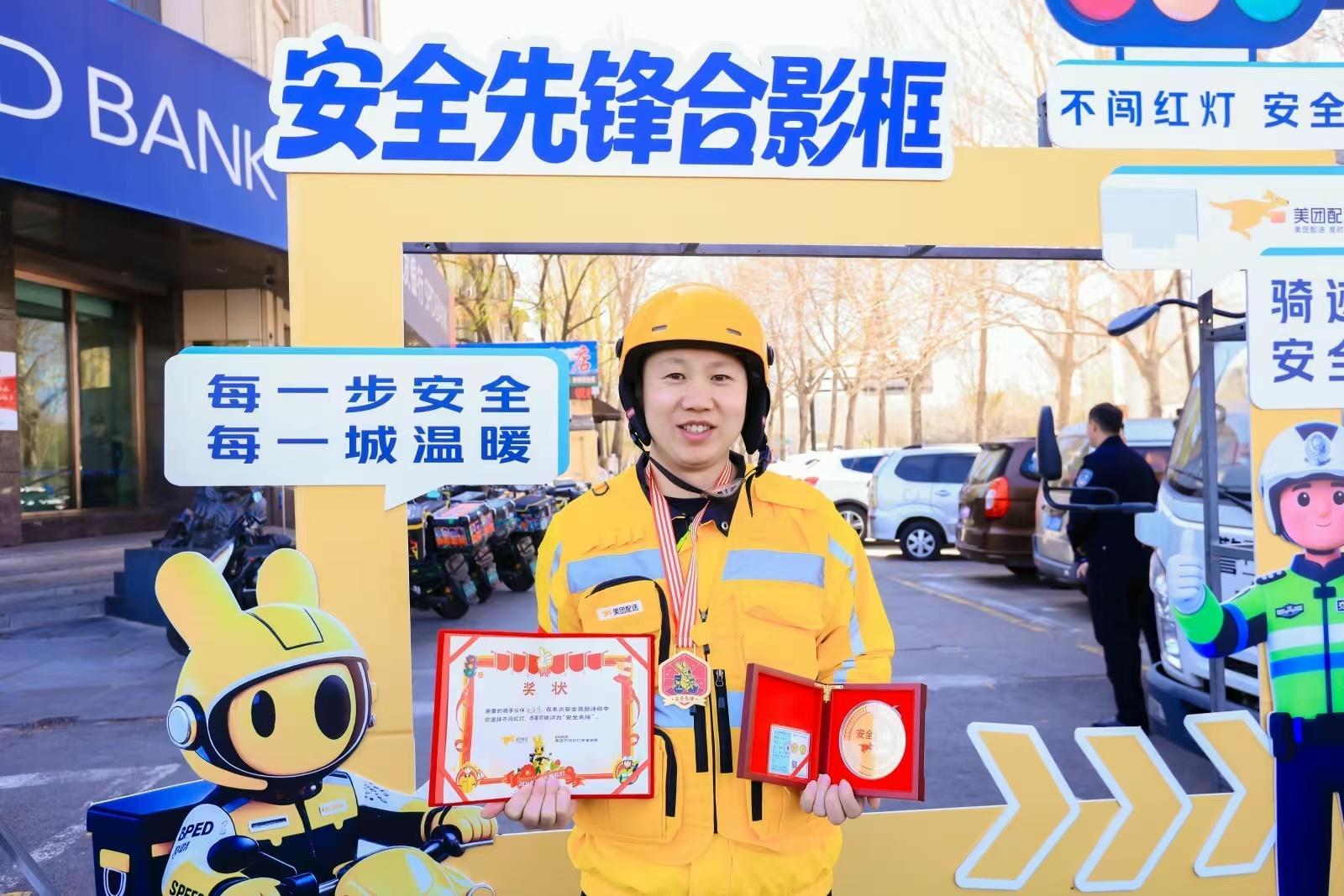 哈尔滨用金牌致敬守法骑行者哈尔滨也太暖心了！给遵守交规、文明骑行的骑行者送金牌奖