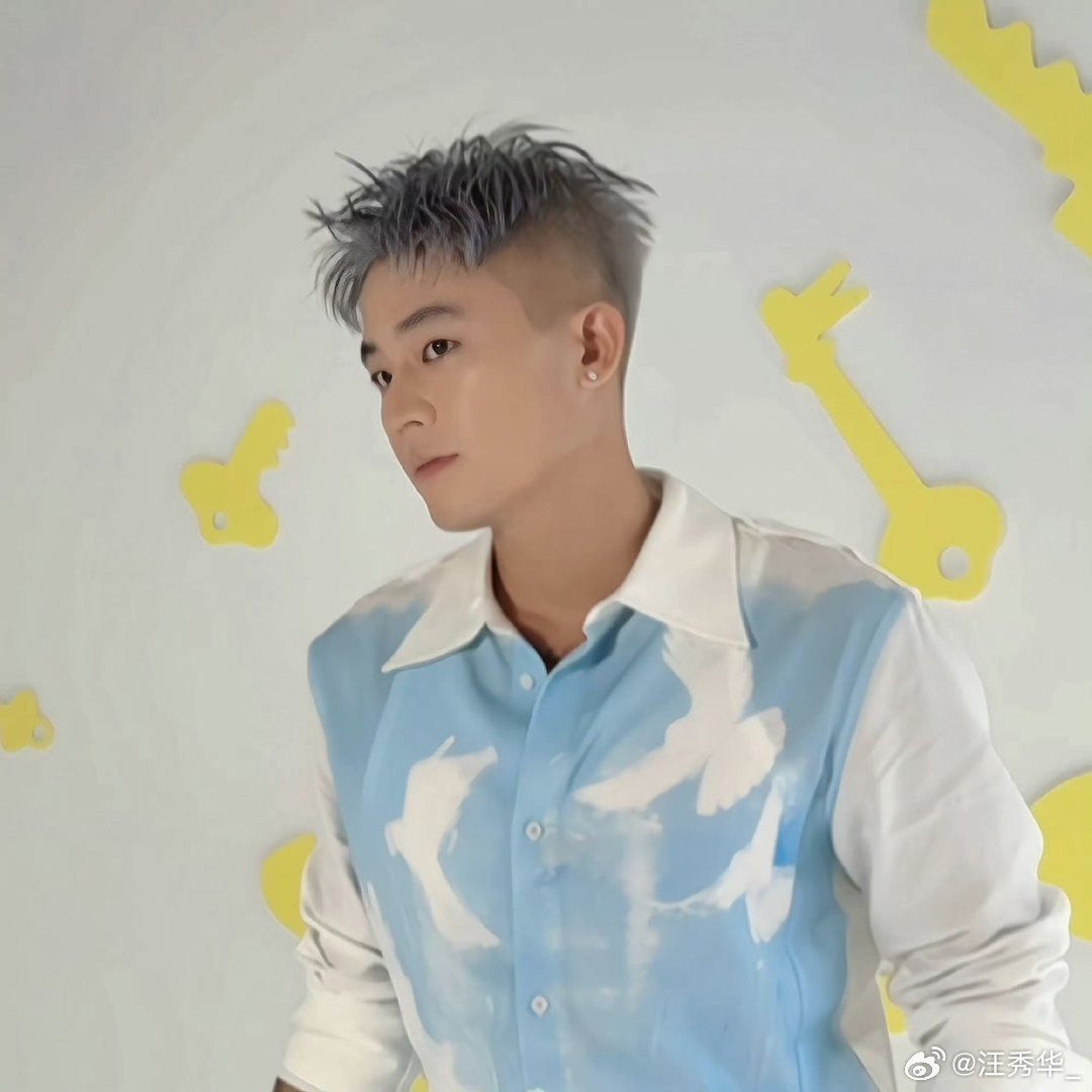 #欧豪染了奶奶灰#看来欧豪这次的新造型真的让人眼前一亮呢！😍 奶奶灰的发色确实