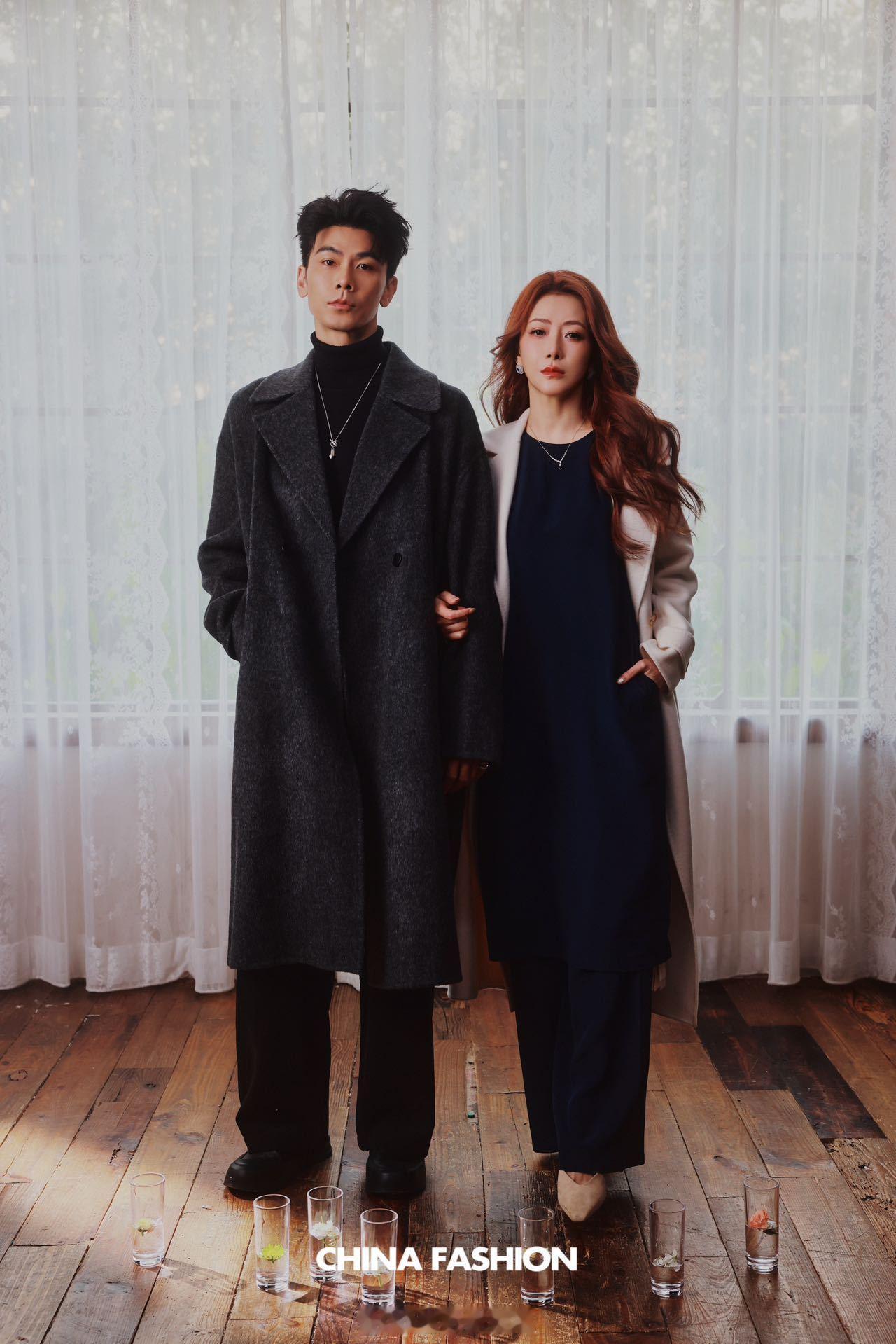 陈紫函戴向宇国潮大片新拍的这组图也太会了吧！姐姐陈紫函缎面裙+眼镜的清冷御姐，时