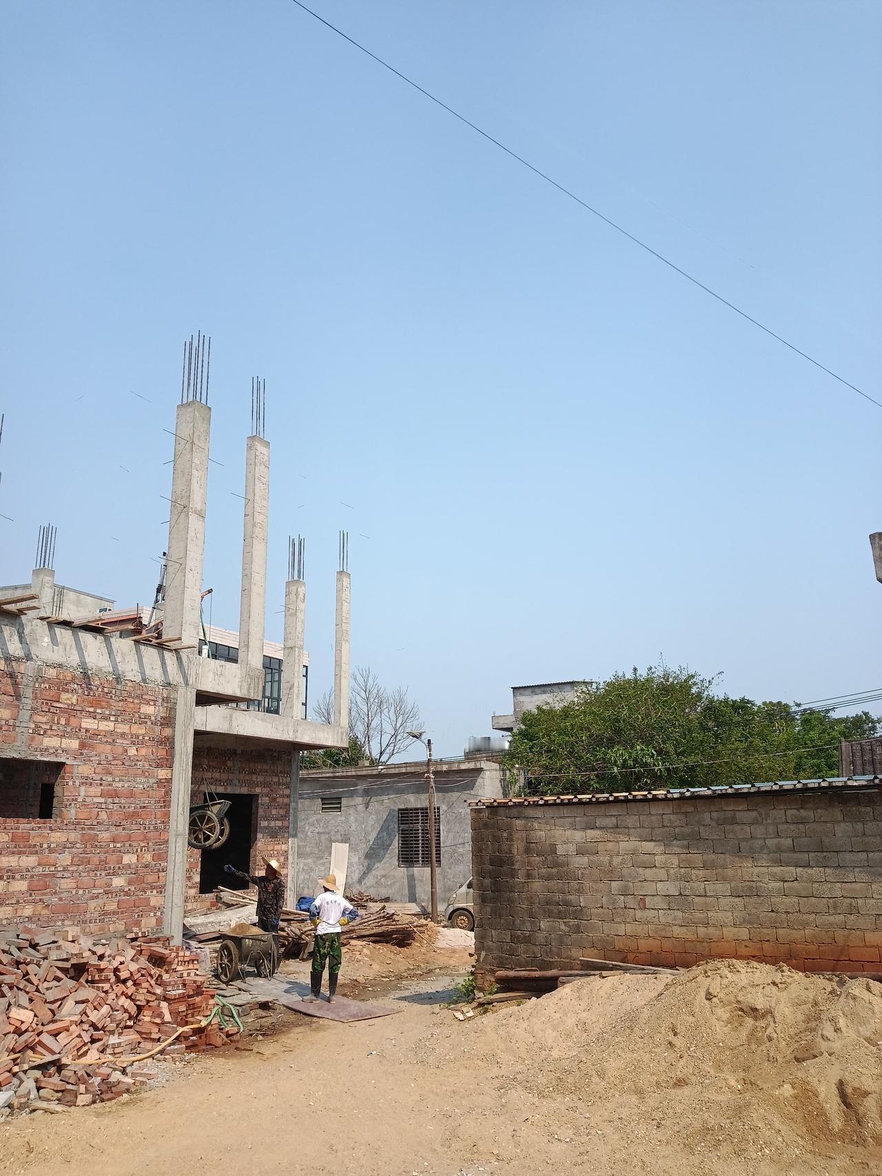 海南变天了。
一个多月来，海南热烘烘的几乎榨干这遍土地上的每一滴水，天空火辣辣烤