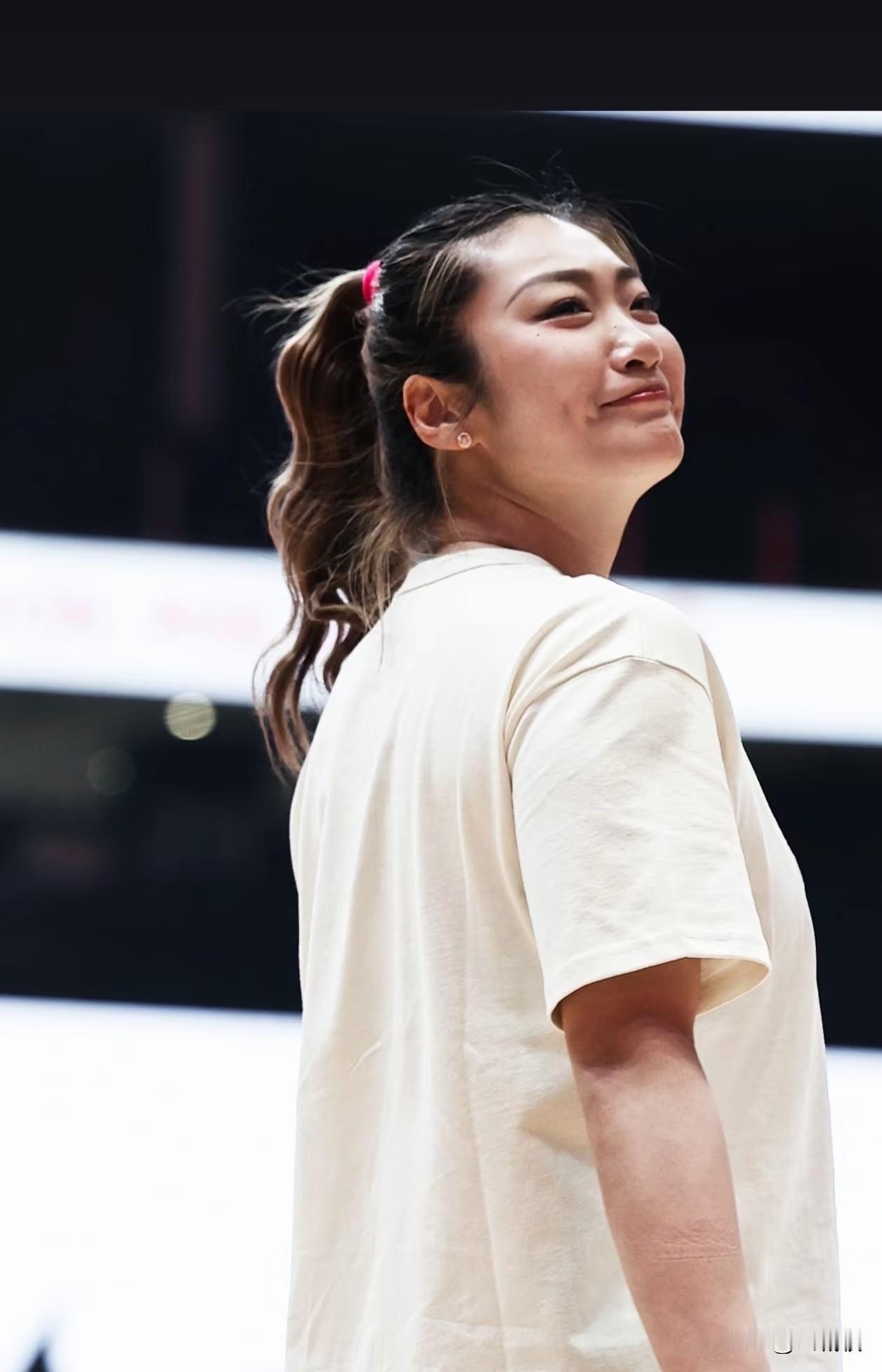 实话实说，出国打球对于李梦而言未必是明智的选择！
李梦与四川女篮的合同已经到期，