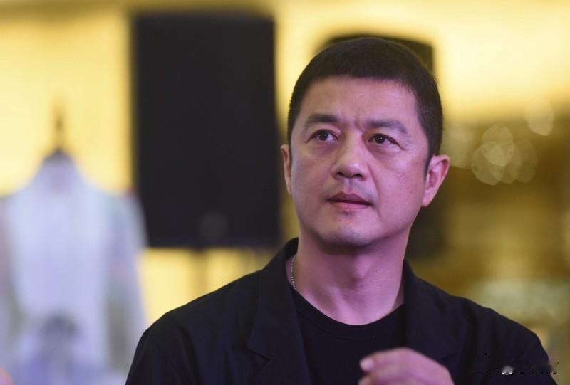 这两天很多人重新认识了李亚鹏
不是演员李亚鹏
也不是一次次创业受挫被贴上屡败标签