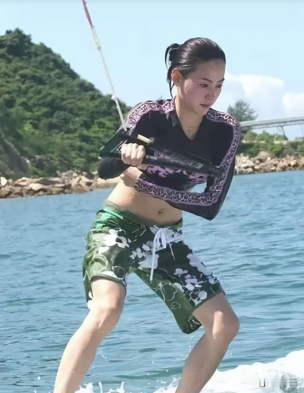 都说女明星卷，
但张柏芝卷的方向有点“偏”，
她不光卷脸，她卷的是“生命力”。