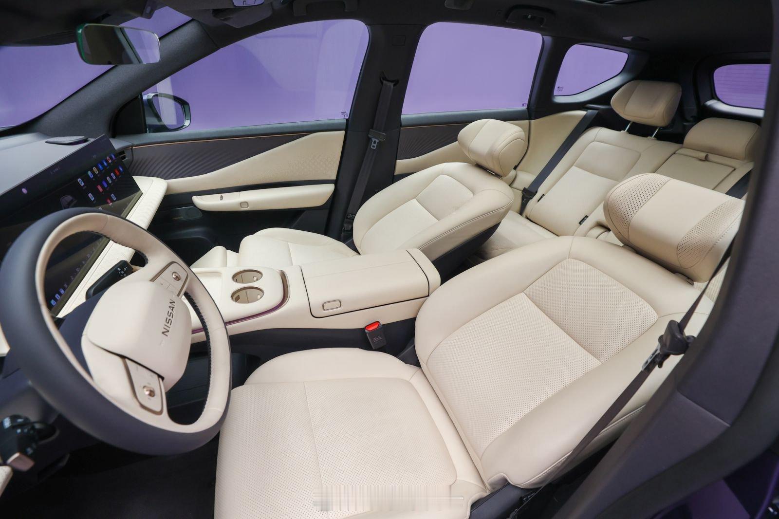 当行业还在以“冰箱、彩电、大沙发”来衡量一台新能源汽车是否足够“新鲜”时，东风日