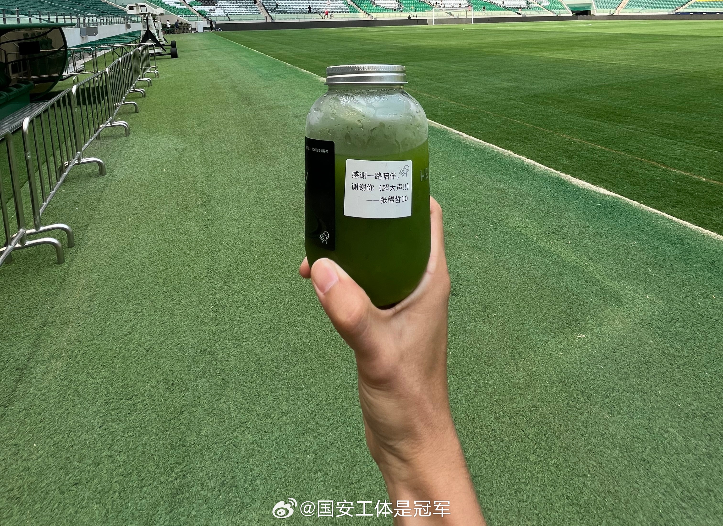 北京国安[超话]张稀哲给今天在工体，摆放 tifo 和彩排的球迷和工作人员送来了