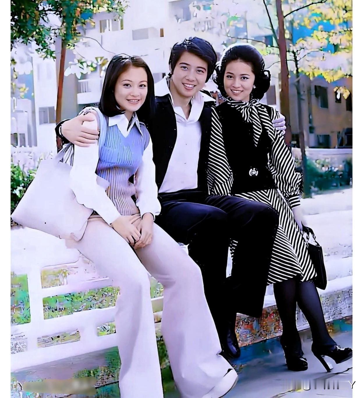 一九七六，林凤娇与秦汉和张艾嘉在户外的合影。当时林凤娇二十三岁，美丽大方。秦汉三