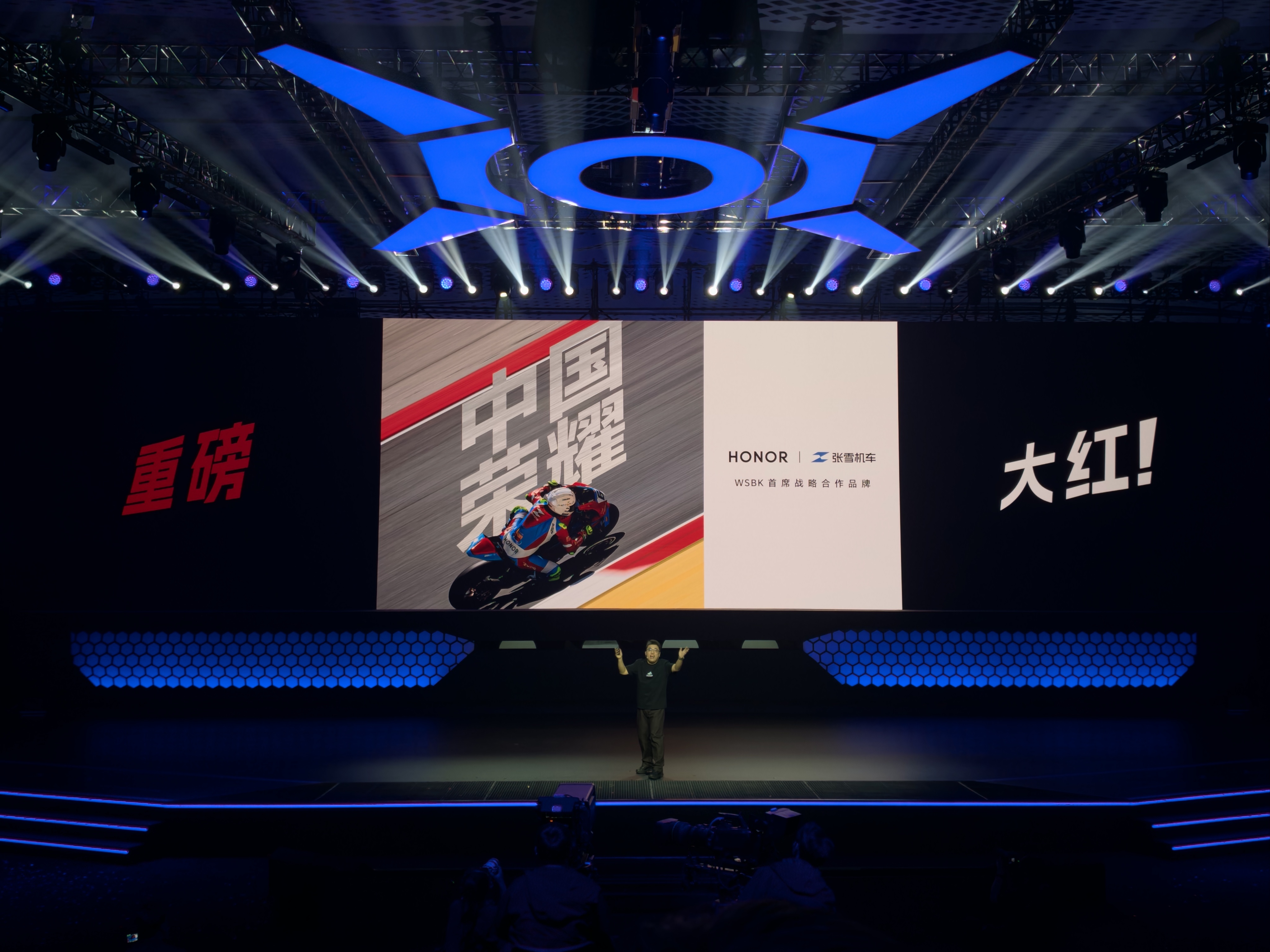 荣耀WIN游戏本 张雪机车820RR也来了。 