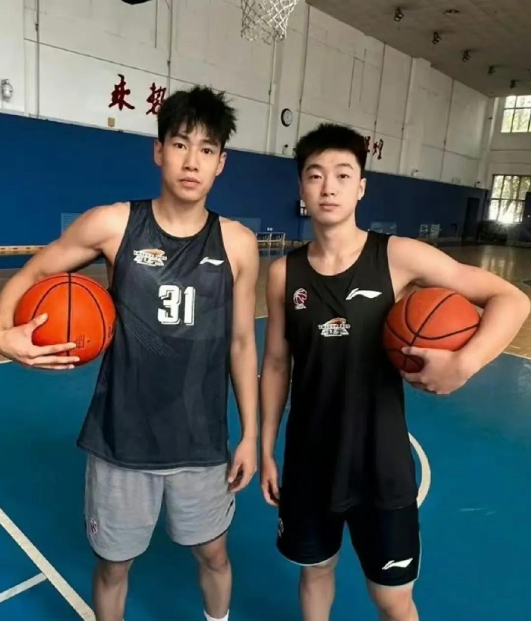 辽宁男篮新秀张峻豪和李虎翼的体测数据出炉：

张峻豪
裸足身高：185cm，臂展