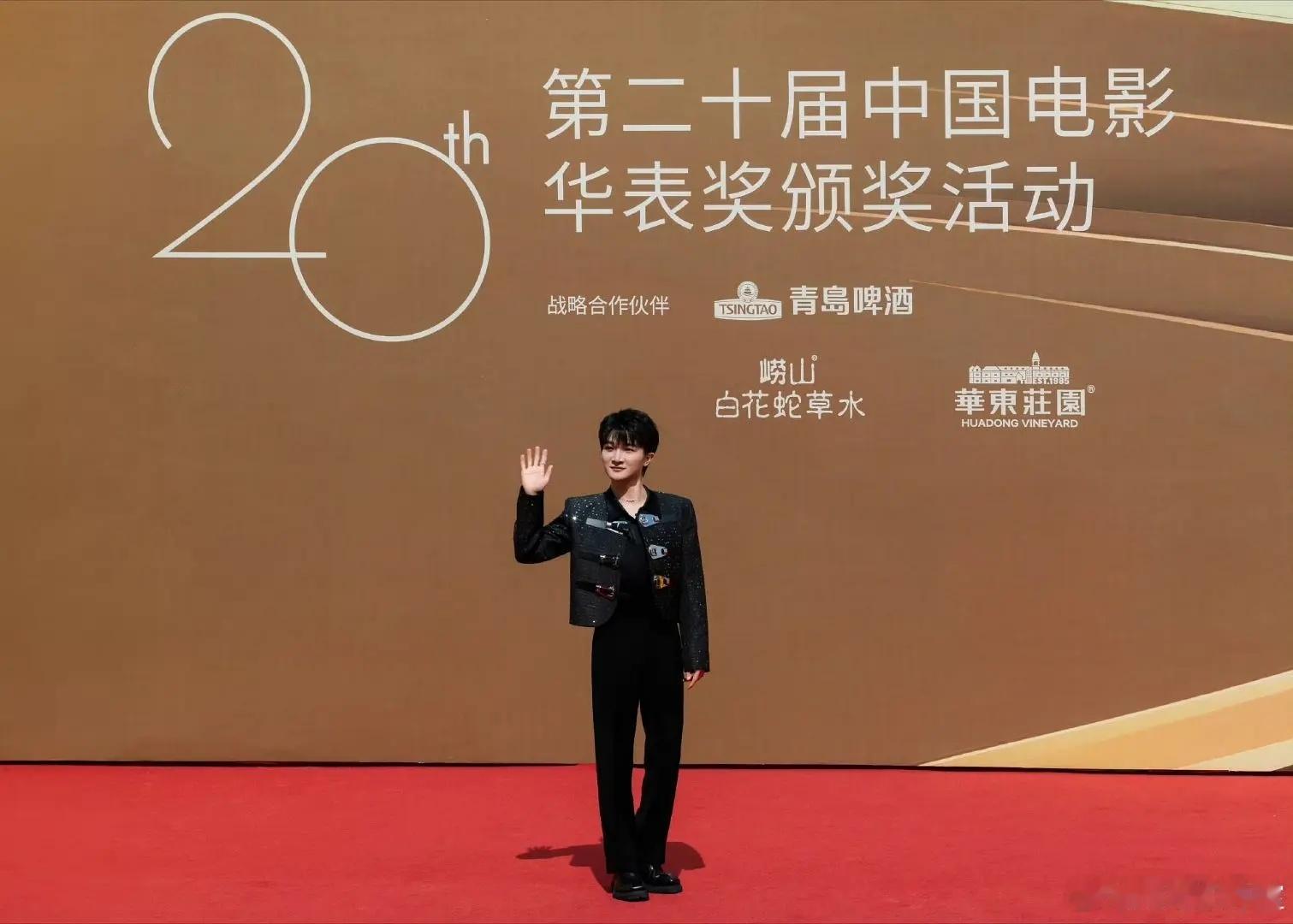 周深集齐国内影视重磅颁奖礼[手指比心]金鹰｜百花｜华表｜金鸡还多次登上各大影视奖