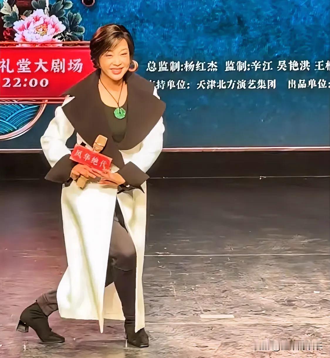 刘晓庆跑出一路繁花去录唱歌🎤了！
全对数她的业务最多！她十三岁考上了川一附中，
