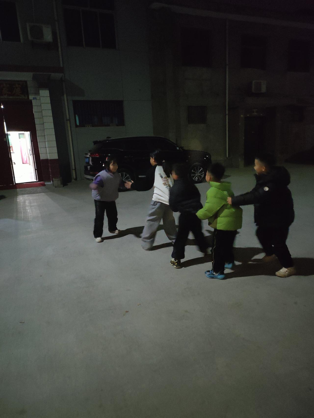 小身影连成一串，追着风跑，也追着童年跑。
这是属于他们的热闹，简单又滚烫。