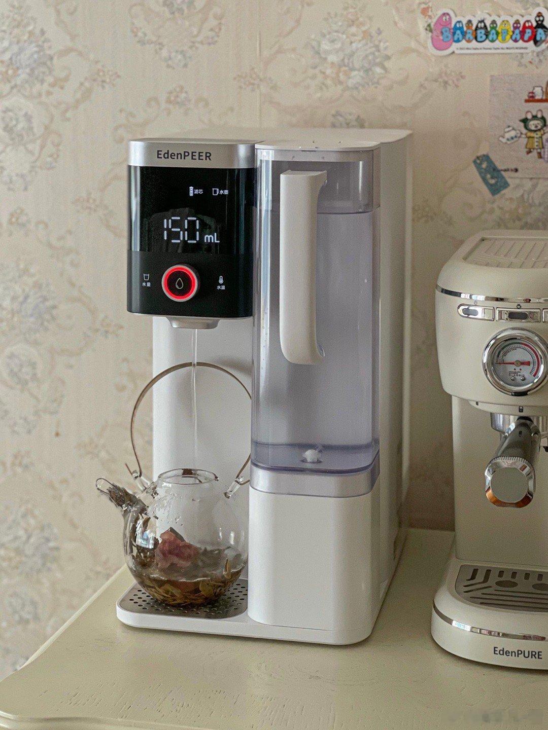 和妈妈的下午茶，茶饮是生普+玫瑰花，回甘。[送花花][送花花][送花花]墨红玫瑰