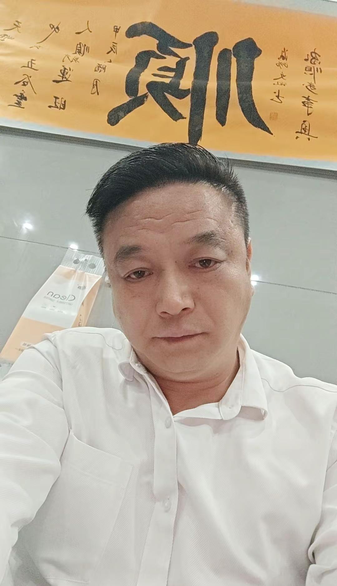 一身清贫怎敢入繁华 生活是一种态度人生没有白走的路 沧桑大叔细品人生 深情老男人