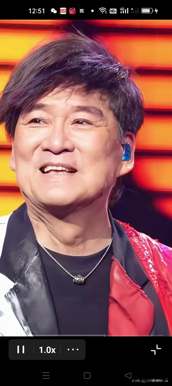 周华健真的老了，翻到他近期两组不同场合的现场照，对比当年《朋友》火遍大街小巷的清