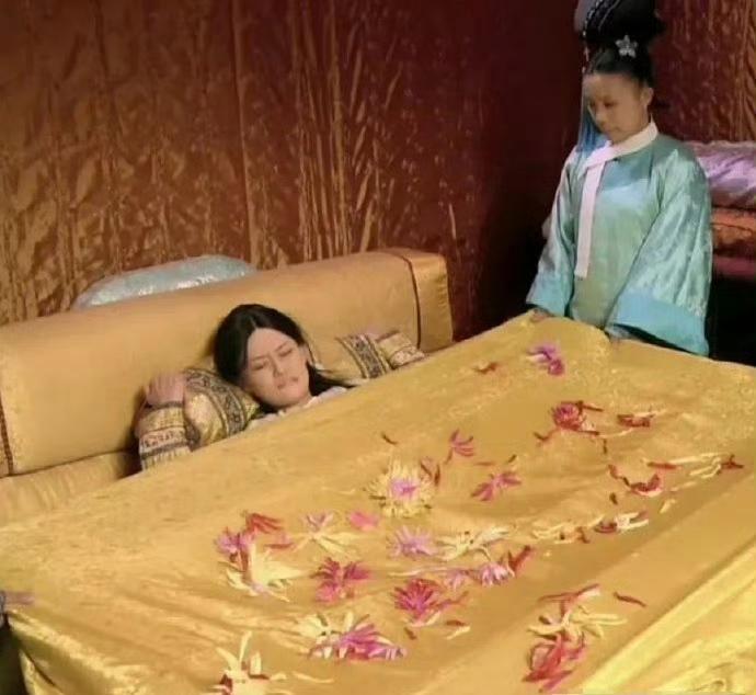 难道古代生孩子也分三六九等，嬛嬛就撒花了，而齐妃却没有 ​​​