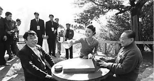 1983年，金庸设家宴款待聂卫平。保姆上了15只大闸蟹，聂卫平狼吞虎咽吃了13只