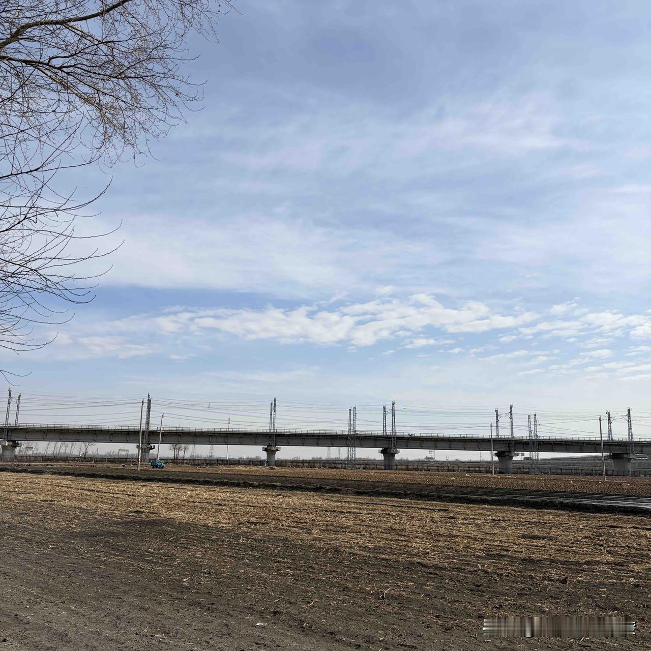 摔碎了顾客的一颗珠子，竟然赔了一万多块？

昨天我在商场柜台里面低头干活，身后突