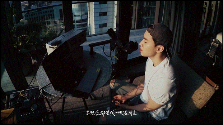 刘宪华全能制作人强成啥样了 别人靠团队，他靠自己！词曲混音制作全包揽，巴黎小屋里