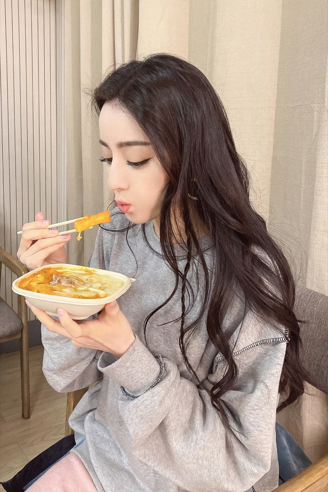 无论怎么样 都要记得好好吃饭迪丽热巴 (好可爱吧(ᗒᗣᗕ)՞) 