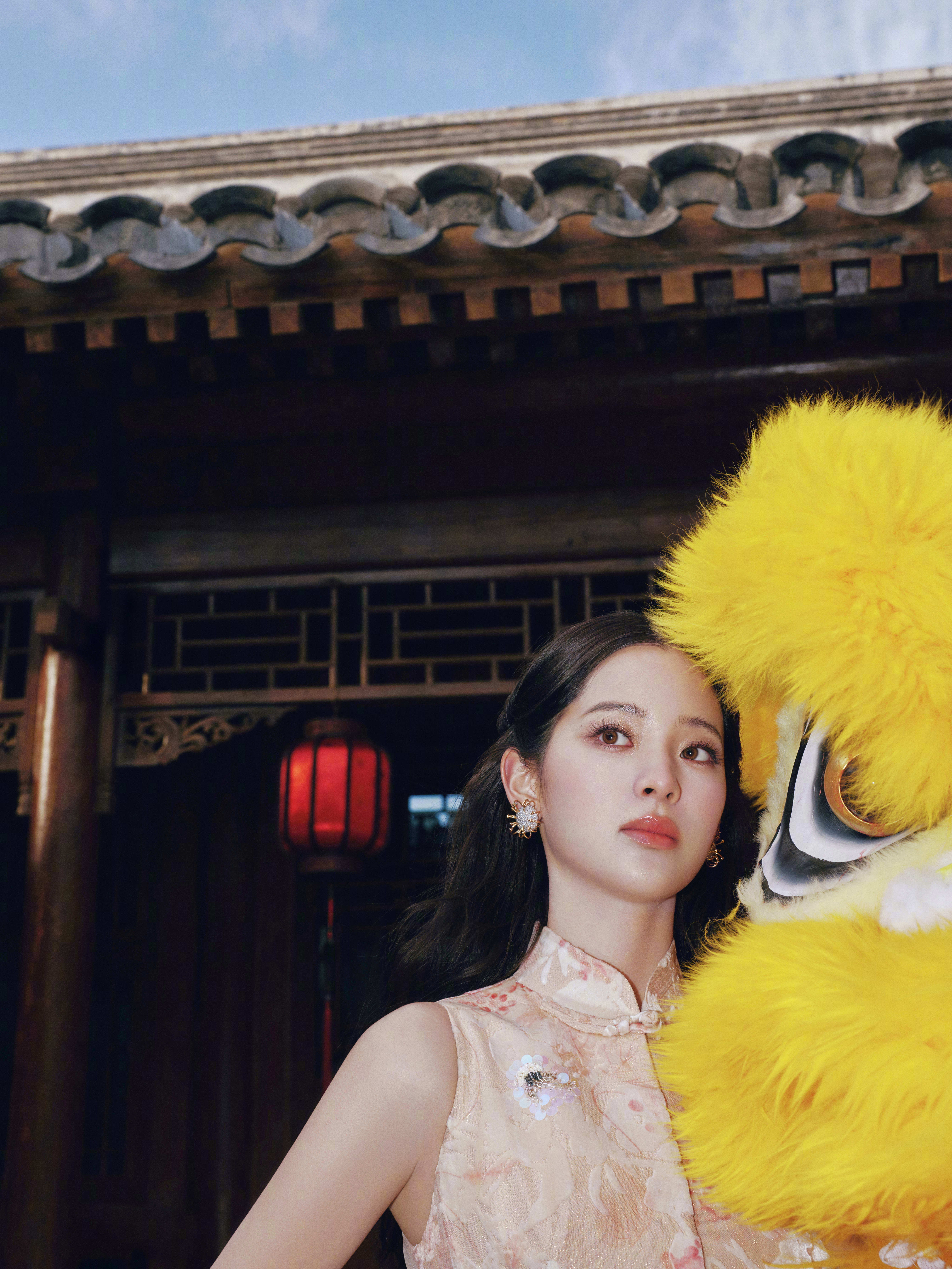 欧阳娜娜春晚 红裙温婉，盘发大气，青瓦作衬，国风拉满！娜娜这套造型直接封神，我家