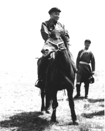 1980年，李达最后一次赴内蒙古视察驻军和军工厂时，在草原上骑马