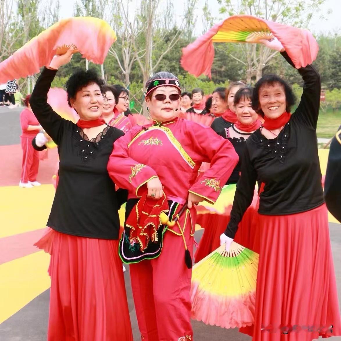 为什么很多中老年人迷恋广场舞中老年人迷恋广场舞，主要因它能低成本满足社交、健身需