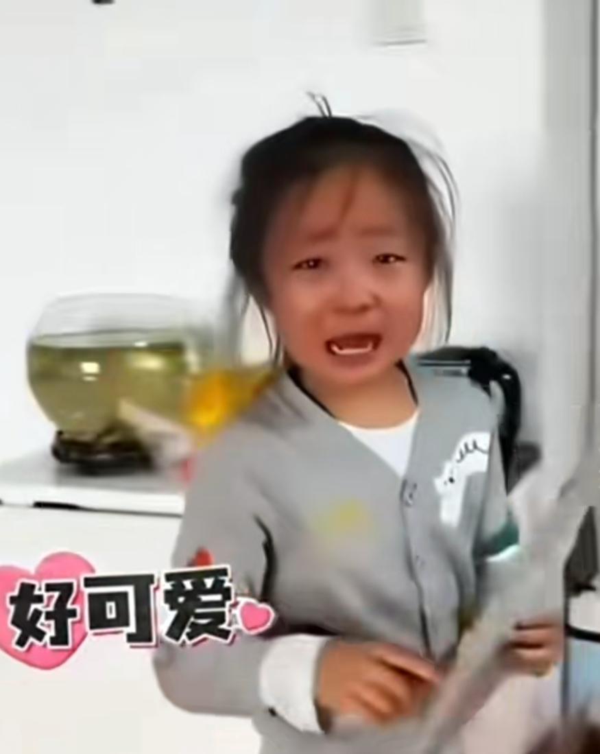 萌娃含泪立志读书，一番话令人动容
 
一段小女孩真情流露的视频在网络走红，可爱又