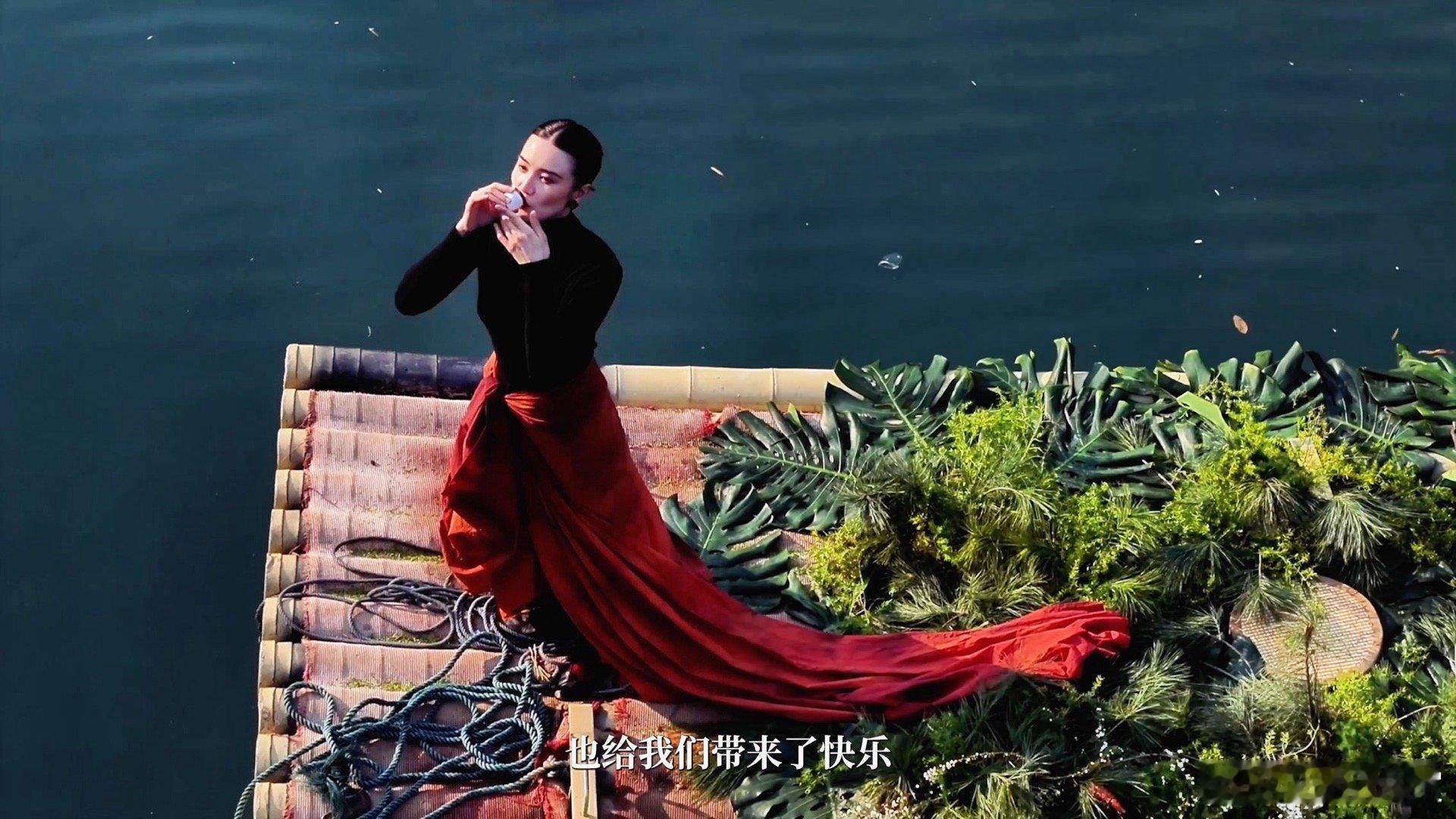 宋佳有种国泰民安的美宋佳的每一次亮相都让人心动，她的黑色西装与优雅盘发令我想起对