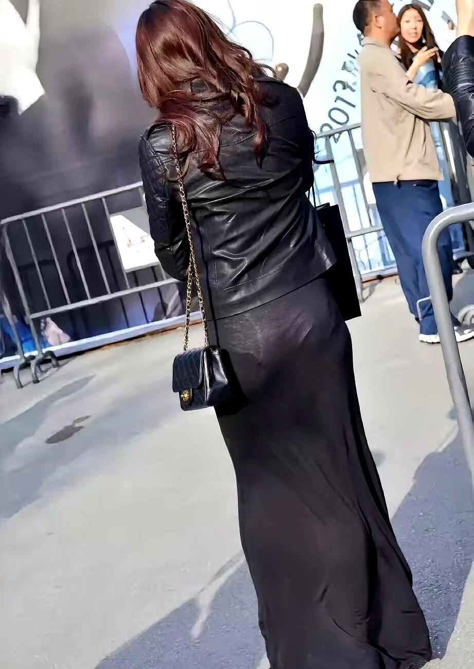 别总盯着小白裙，黑皮衣才是今年的夏日战袍。

一套公式，直接让你气场翻倍。

它