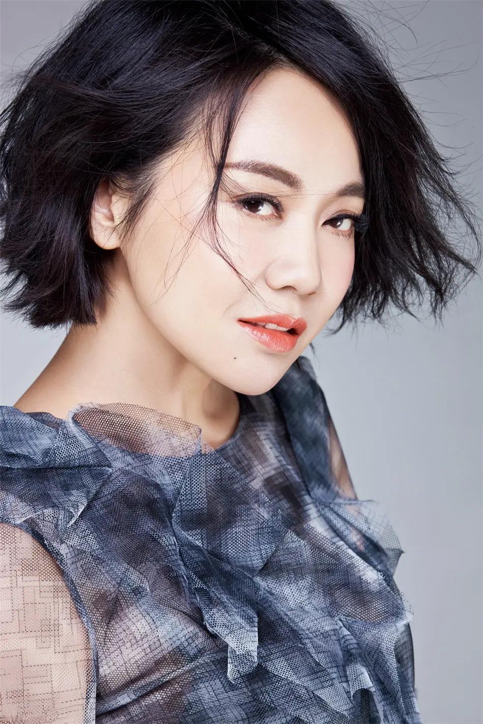 2004年，闫妮的丈夫邹伟提出离婚，闫妮不肯离，邹伟说:“只要你答应我一个要求，