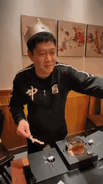 邱贻可吃上黑天鹅蛋糕了 邱贻可39岁生日也吃上了黑天鹅蛋糕，福冈总决赛后邱贻可直