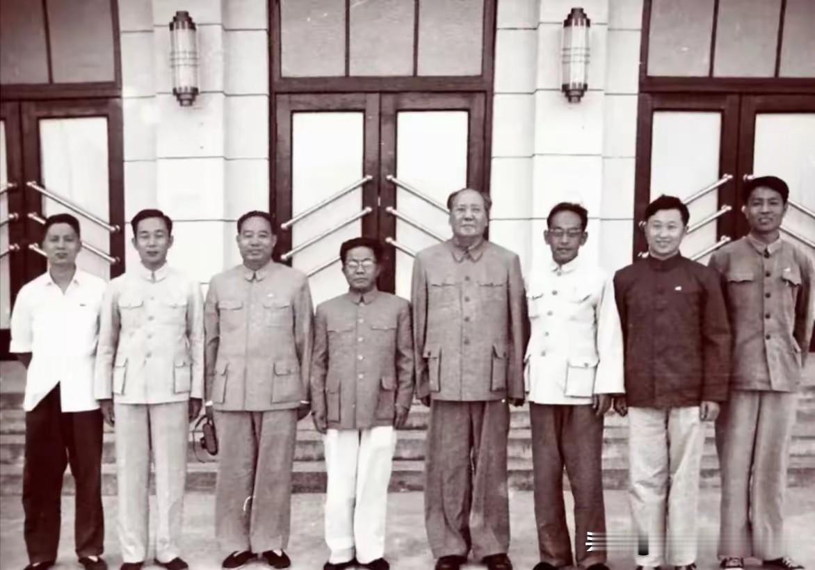 1965年5月25日，毛泽东同志重上井冈山，与工作人员、江西省领导等人，在井冈山
