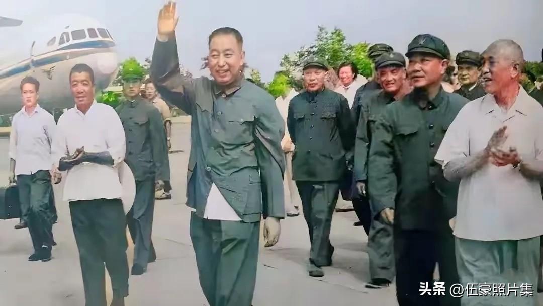 1976年8月4日，华国锋同志与陈永贵同志（左前）赶赴唐山地震灾区指导抗震救灾工