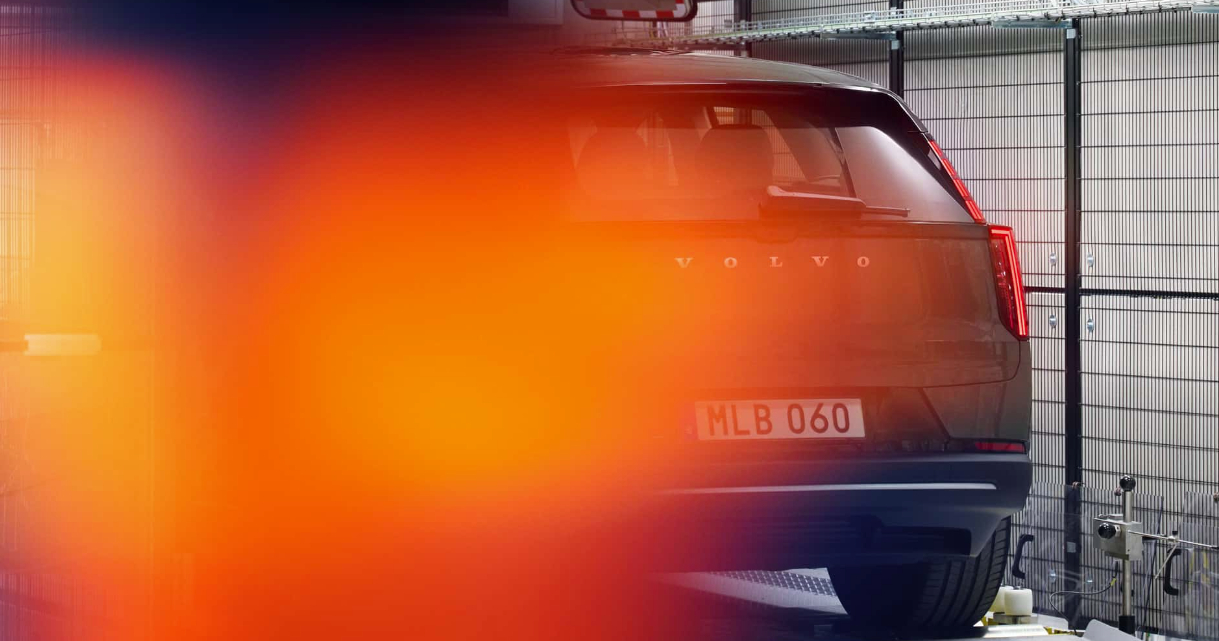 沃尔沃EX60首次公布内饰预览图。该豪华电动跨界车搭载大型平板式触摸屏，保留实体