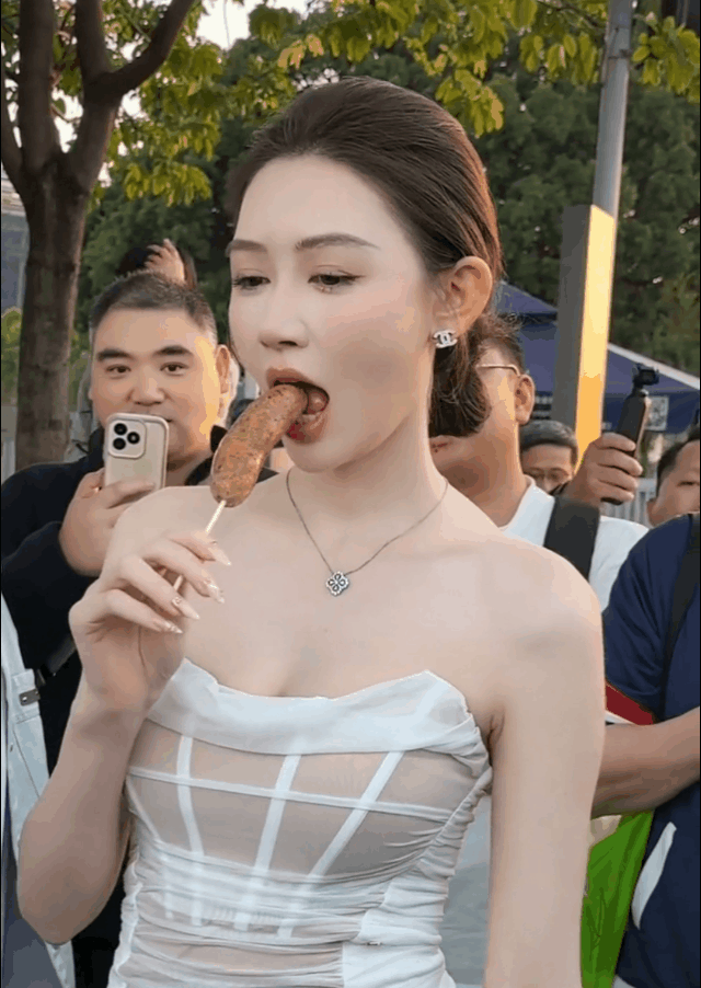 吃根香肠，就引来这么多围拍，现在的人都什么心态！