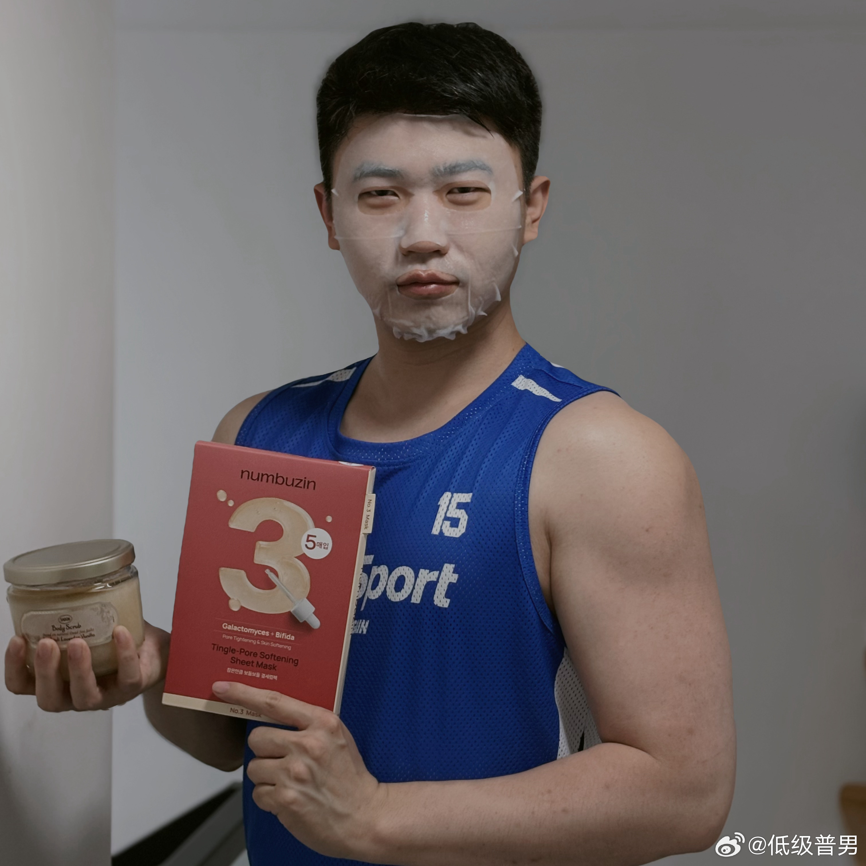 这一身真的蛮好看的，虽然有点贵…很亮眼很显身材，面料是速干镂空的有很多洞洞，但是