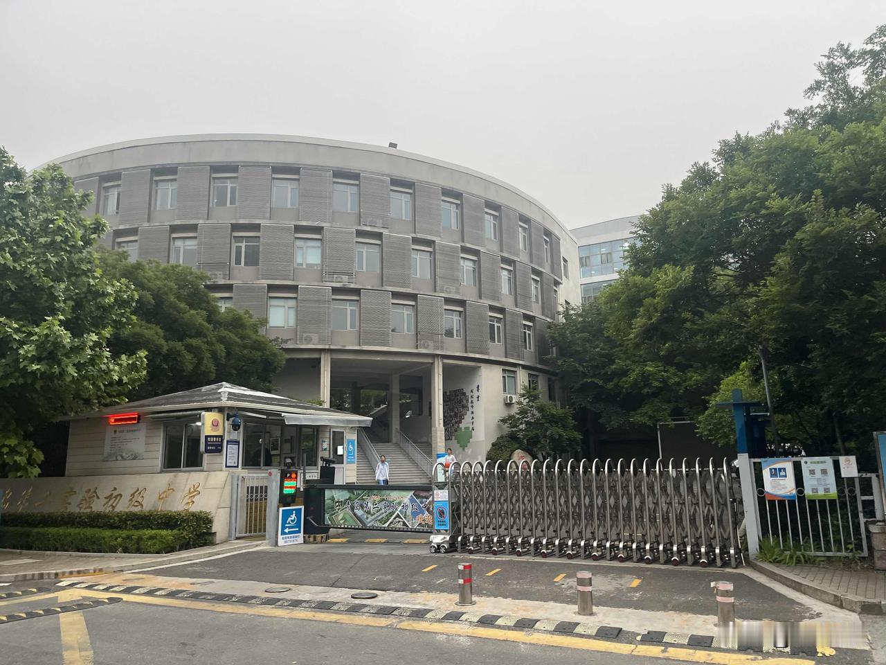 青岛第二实验初级中学，是支撑浮山后“学区”的图腾。

几年前，正是这所学校输送的