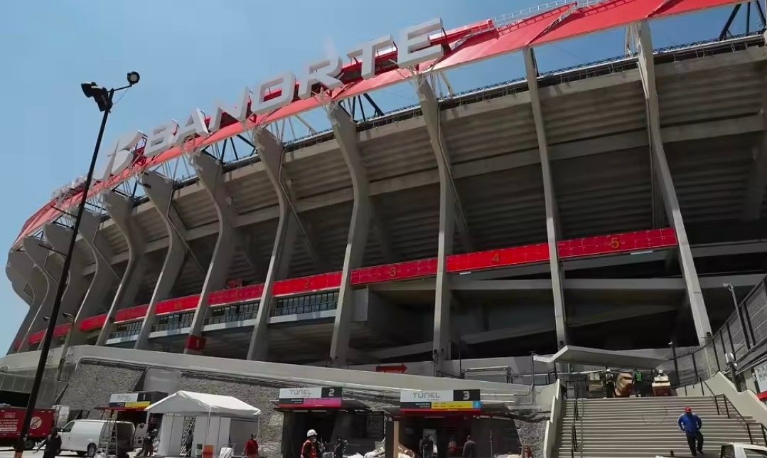 墨西哥vs葡萄牙墨西哥对阵葡萄牙赛前，一名球迷翻越看台不幸坠亡。据《奥莱报》消息