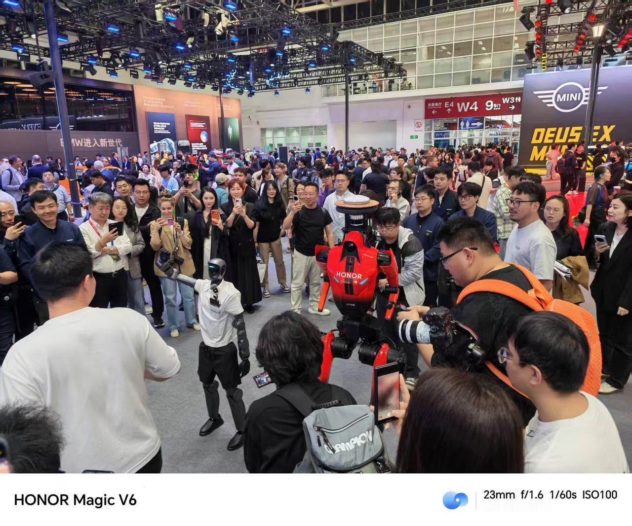 救命！荣耀机器人是不是偷偷开挂了？跑完马拉松打破人类纪录，转头就去车展抢车模饭碗