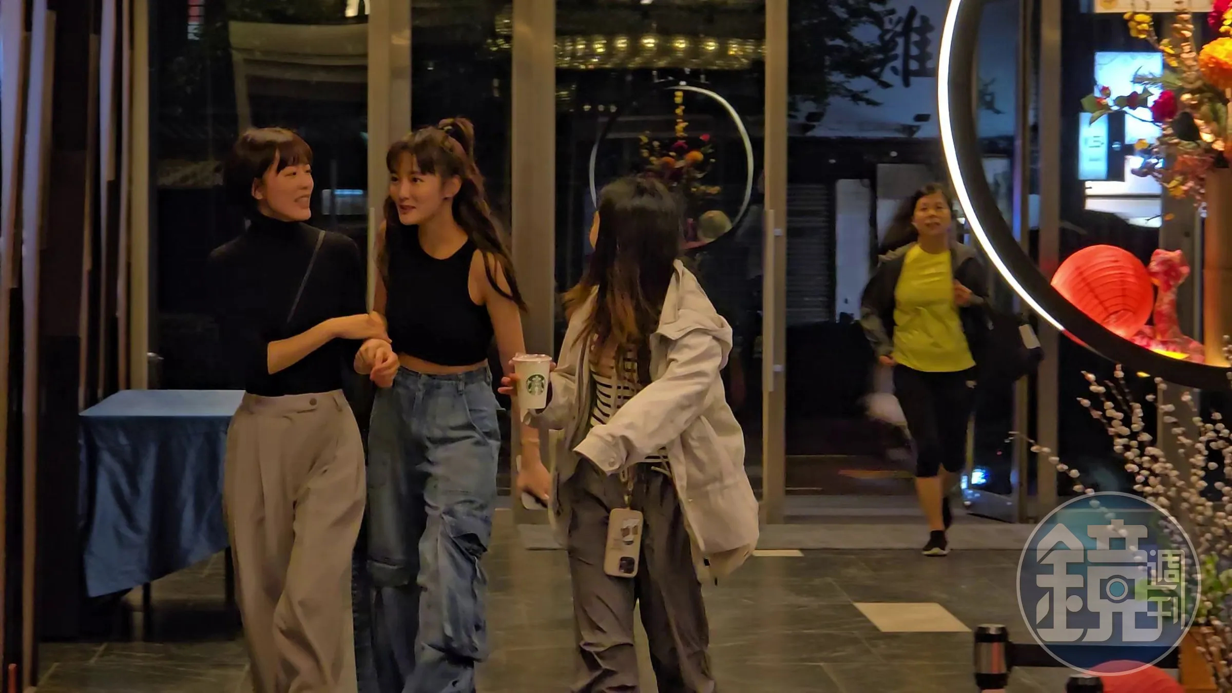 犯罪悬疑剧集《沉默的审判》已杀青！杀青宴主演阮经天、王净、叶全真、贾静雯现身，此