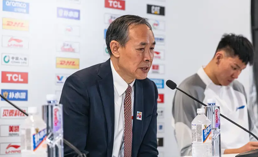 许利民：受伤的队员为大家鼓劲加油，这体现了团队的凝聚力