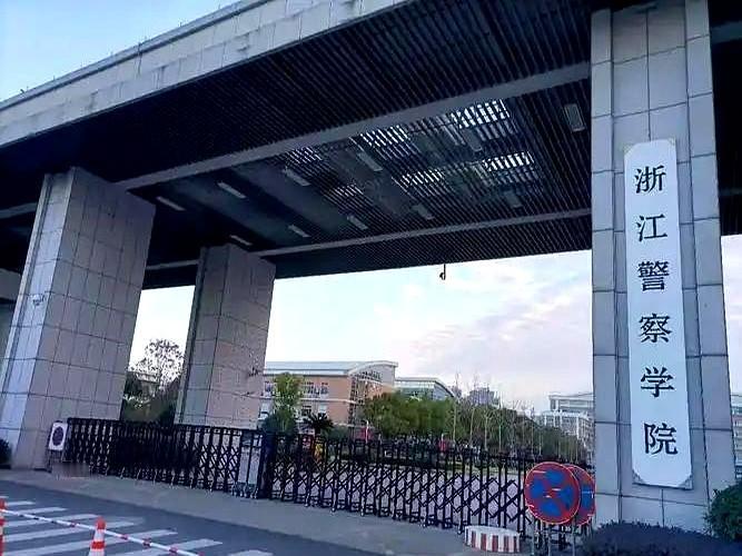 633分挤不进警校，这分数真够狠，警校更狠。
同事女儿一门心思当警察，志愿表上只
