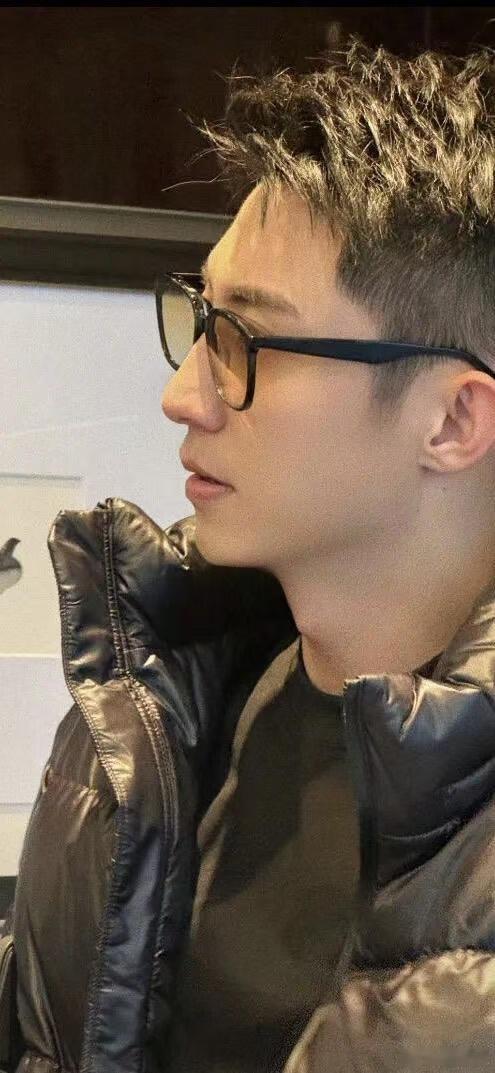 坏了对黄景瑜有刻板印象了 《赢风》让黄景瑜成功换赛道，他饰演的卢云翔在民营快递蛮