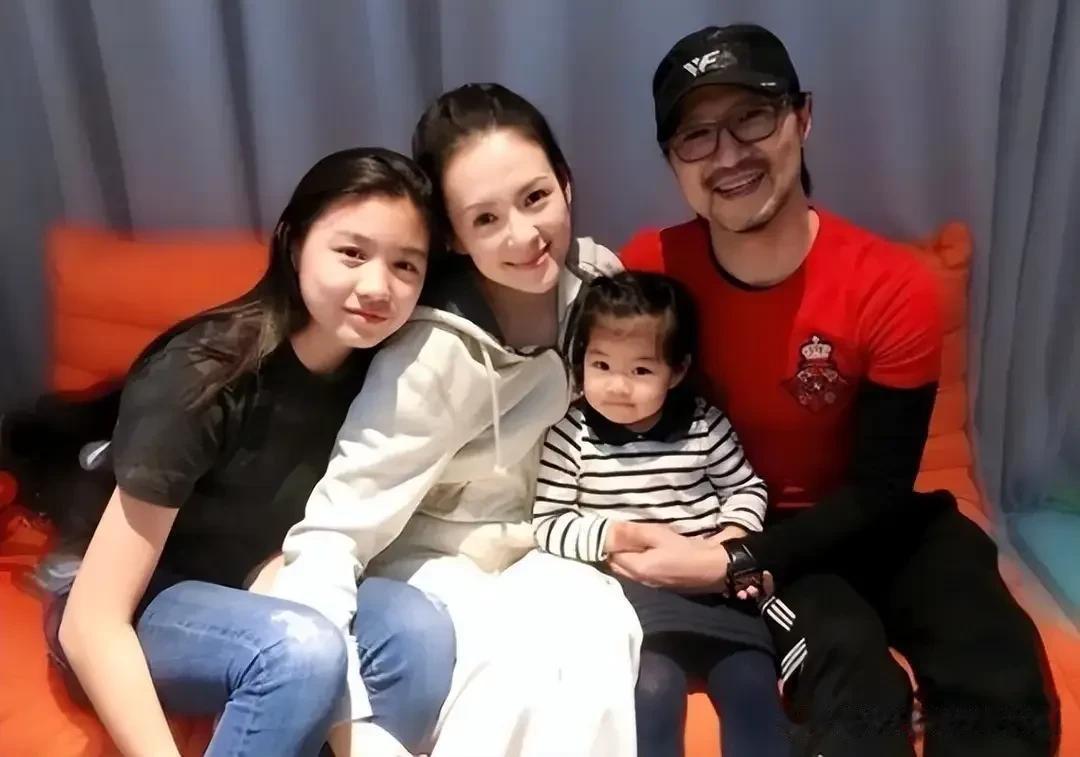 日盼夜盼，汪峰终于热热闹闹地上头条了。可惜不是因为演唱会，也不是因为新专辑，而是