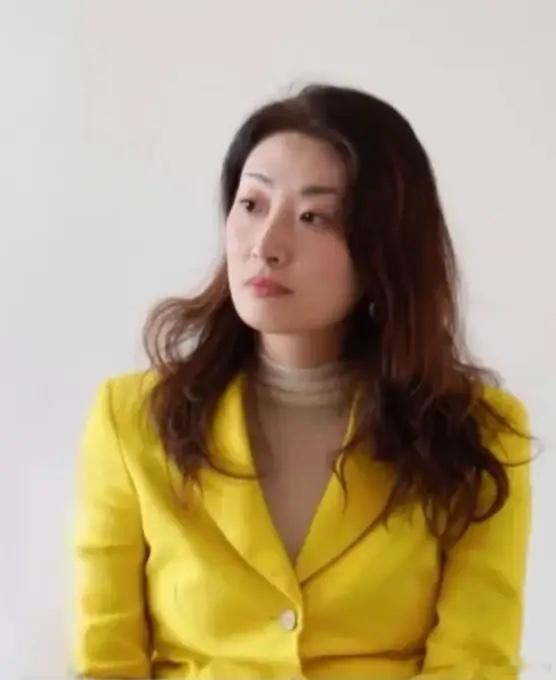 宗馥莉终究没撬动父亲生前摆好的棋局。21亿美元，折合人民币超过140亿，被锁在香