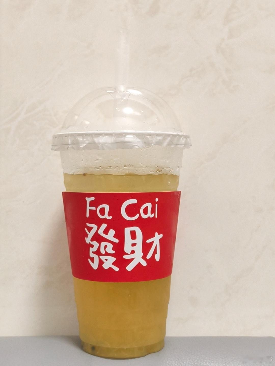 下完雨的广州依旧闷热，深夜出去扔垃圾，想买一杯柠檬茶，但最用心做柠檬茶的零点出摊