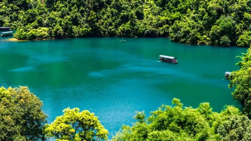 上联：春归处青山不老，
下联：夏走时绿水长流。