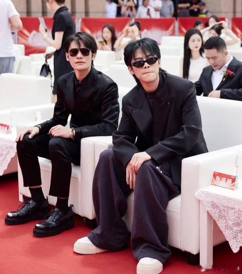 #小杨哥被感动##小杨哥感谢理性的兄弟#不得不说就是他们日常段子，给大家带来了很