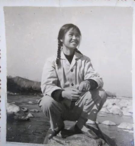 1969年，北京知青被公羊顶倒。她从地上爬起来，拍打身上的泥土，那只羊又退后几步