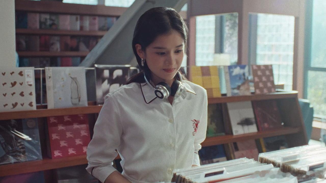 张婧仪七夕唱片店邂逅心动 张婧仪的镜头感染力从不会让人失望，全程无剪辑拍摄，细微